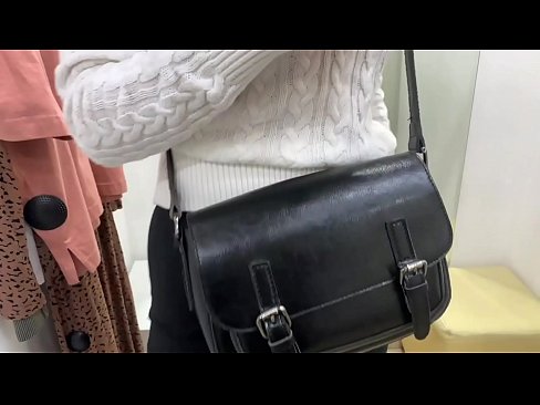 ❤️ Offentlig onani av den unga slynan FeralBerry med en dildo i provrummet ️ Fuckvideo at sv.bsglass.ru ❌❤